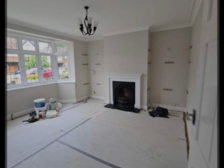 painter-and-decorator-spray-painting