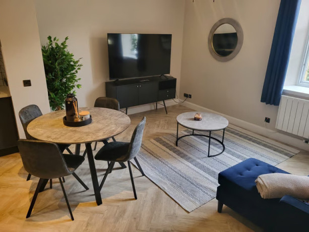 airbnb-cleaner-holiday-let-deep-cleaning-end-of-tenancy-cleaning-weekly-cleaning-services-big-3