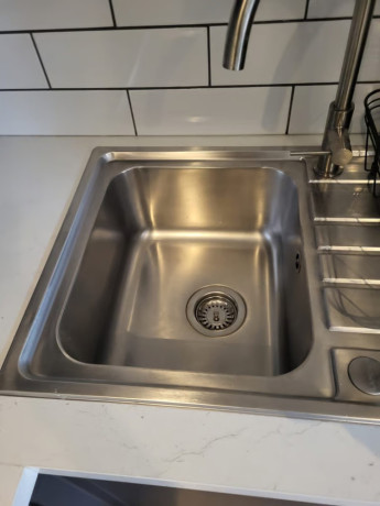 airbnb-cleaner-holiday-let-deep-cleaning-end-of-tenancy-cleaning-weekly-cleaning-services-big-0