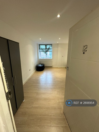 studio-flat-in-buckingham-street-aylesbury-hp20-2618954-big-2