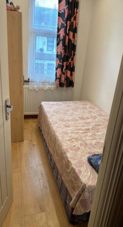 emergency-accommodationdouble-room-in-sunningdale-roadall-dss-acceptedsee-description-big-3