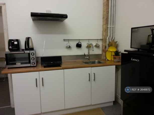 1-bedroom-flat-in-battersea-bridge-rd-london-sw11-1-bed-2648872-big-2