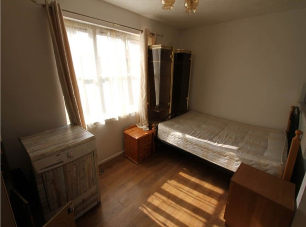 spacious-ground-floor-studio-flat-including-all-bills-available-to-rent-in-london-swallow-drive-big-1
