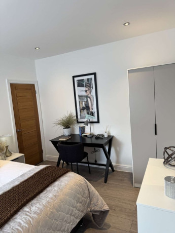 available-now-modern-double-room-in-chigwell-ig8-8na-for-just-ps895pcm-bills-included-big-0