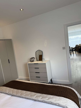 available-now-modern-double-room-in-chigwell-ig8-8na-for-just-ps895pcm-bills-included-big-1