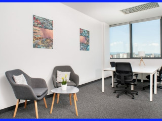 dundee-dd1-1du-access-to-professional-office-space-for-2-people-in-regus-the-royal-exchange