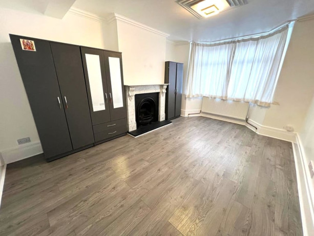 newly-renovated-spacious-45-bedrooms-semi-detached-house-in-rainham-company-let-allowed-big-0