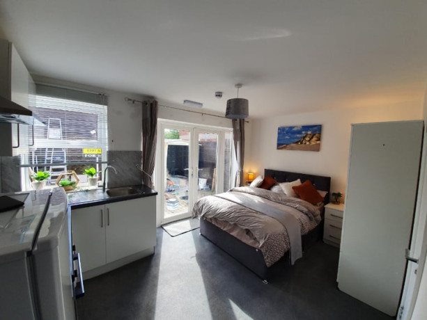 immaculate-condition-5-bedrooms-spacious-hmo-licence-property-in-chigwell-company-let-allowed-big-0