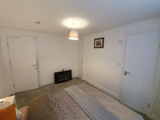 immaculate-condition-5-bedrooms-spacious-hmo-licence-property-in-chigwell-company-let-allowed-big-3