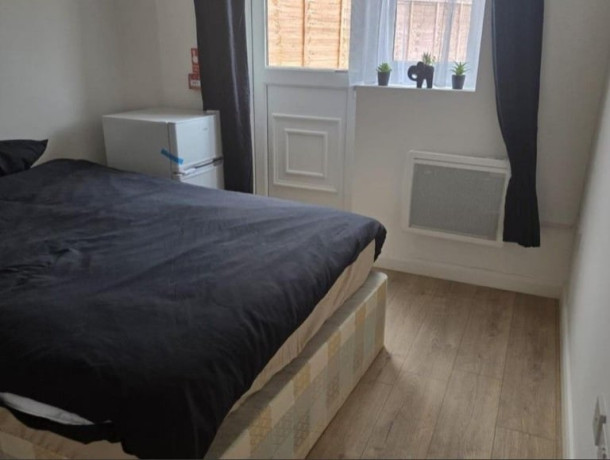 7bed-7bath-semi-detached-house-to-rent-in-edgware-leighton-close-big-0