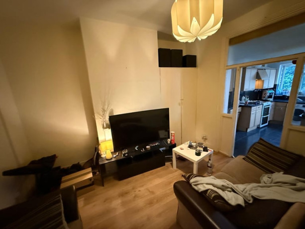 g8-properties-are-pleased-to-offer-this-beautiful-4-bedroom-house-on-beaconsfield-road-e10-5rd-big-0