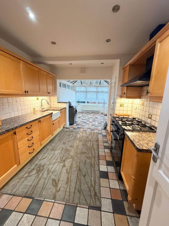 welcome-to-your-new-4-bedroom-2-bathroom-and-1-toilet-house-for-rent-in-warren-road-london-e11-2-big-0