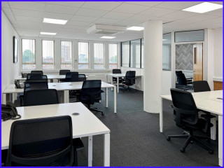 warrington-wa3-7pb-open-plan-office-space-for-15-people-in-regus-carnoustie-house