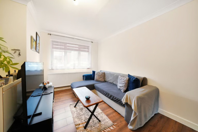immaculate-two-double-bedroom-house-in-beckton-e6-big-0
