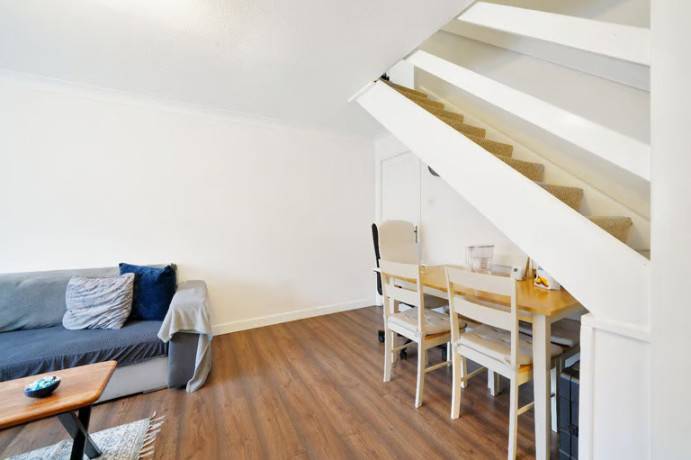 immaculate-two-double-bedroom-house-in-beckton-e6-big-4
