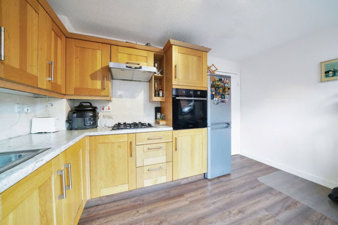 immaculate-two-double-bedroom-house-in-beckton-e6-big-3