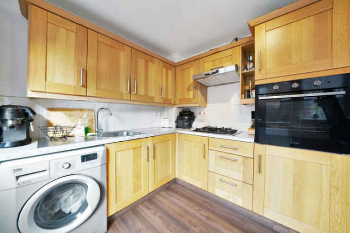 immaculate-two-double-bedroom-house-in-beckton-e6-big-2