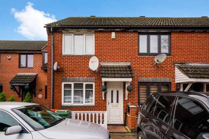immaculate-two-double-bedroom-house-in-beckton-e6-big-1