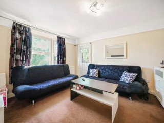 spacioius-two-bedroom-flat-with-share-of-freehold-and-private-gated-parking-in-beckton-e6