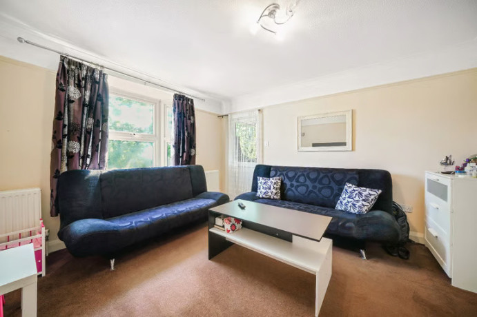 spacioius-two-bedroom-flat-with-share-of-freehold-and-private-gated-parking-in-beckton-e6-big-0