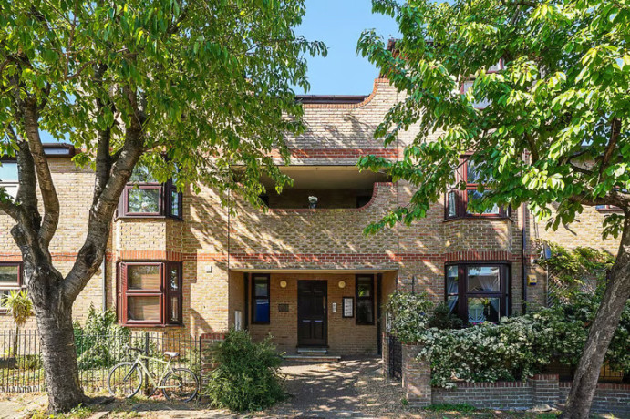 spacioius-two-bedroom-flat-with-share-of-freehold-and-private-gated-parking-in-beckton-e6-big-4