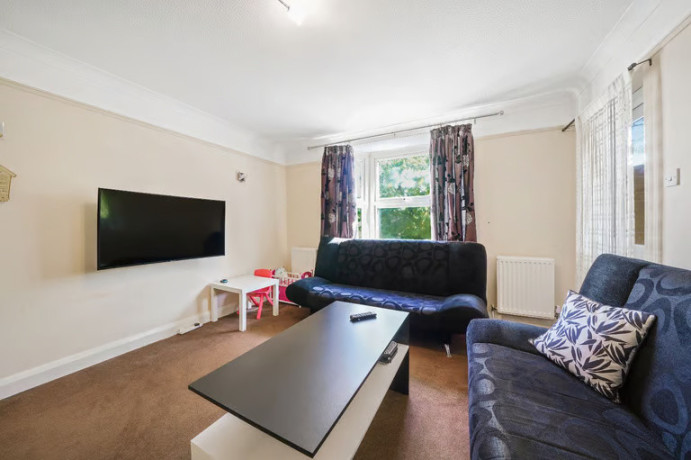 spacioius-two-bedroom-flat-with-share-of-freehold-and-private-gated-parking-in-beckton-e6-big-3