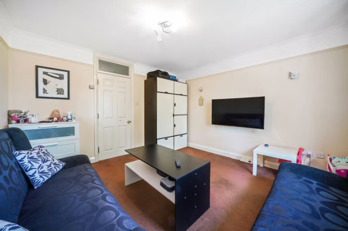 spacioius-two-bedroom-flat-with-share-of-freehold-and-private-gated-parking-in-beckton-e6-big-2