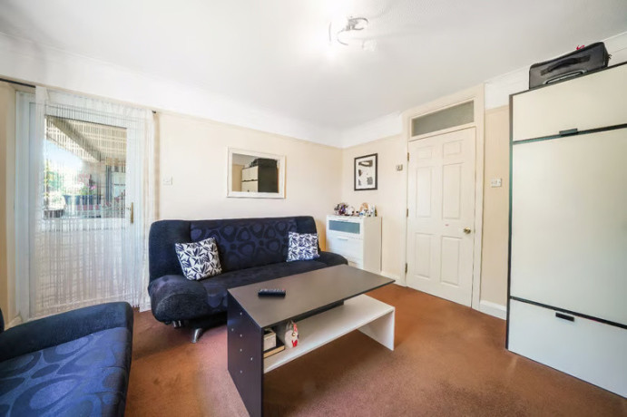 spacioius-two-bedroom-flat-with-share-of-freehold-and-private-gated-parking-in-beckton-e6-big-1