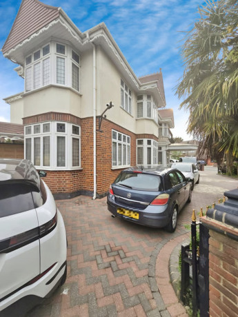 6-bedroom-house-in-six-bedroom-residence-on-stratton-drive-ig11-big-0