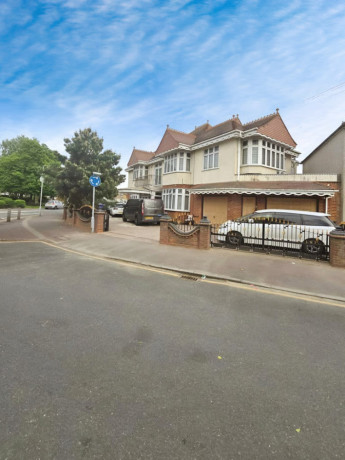 6-bedroom-house-in-six-bedroom-residence-on-stratton-drive-ig11-big-4