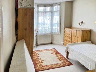 1-bedroom-flat-in-one-bedroom-first-floor-flat-in-barking