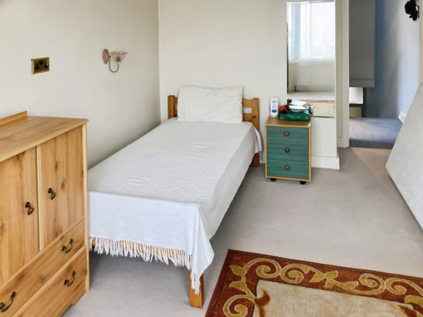 1-bedroom-flat-in-one-bedroom-first-floor-flat-in-barking-big-1
