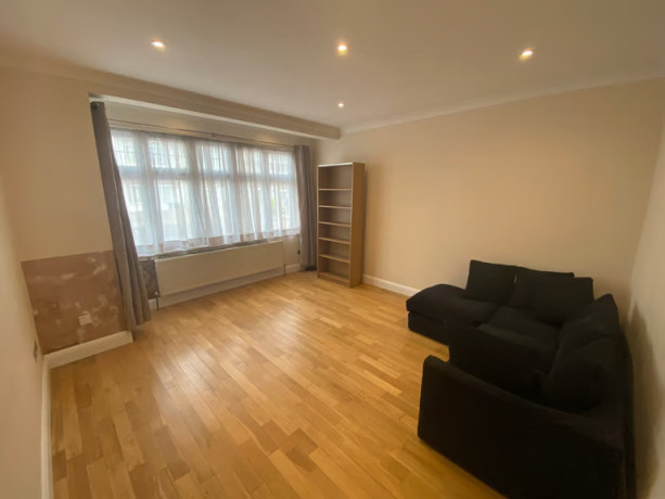 4-bedroom-house-in-4-bedroom-house-sandringham-road-wood-green-n22-big-2
