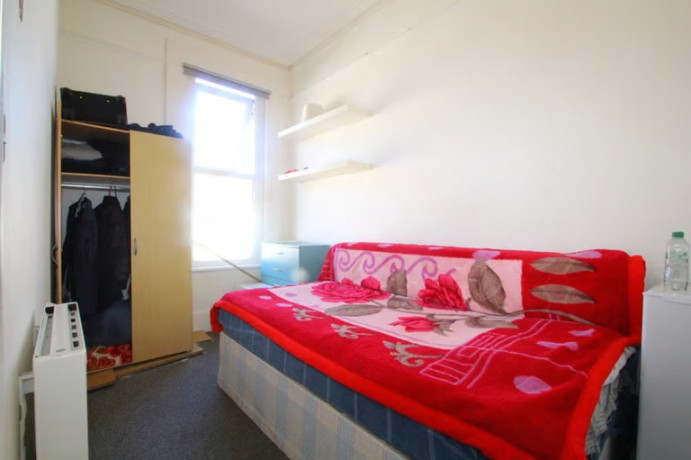 hane-estate-agents-offer-a-2-bedroom-first-floor-converted-flat-big-1