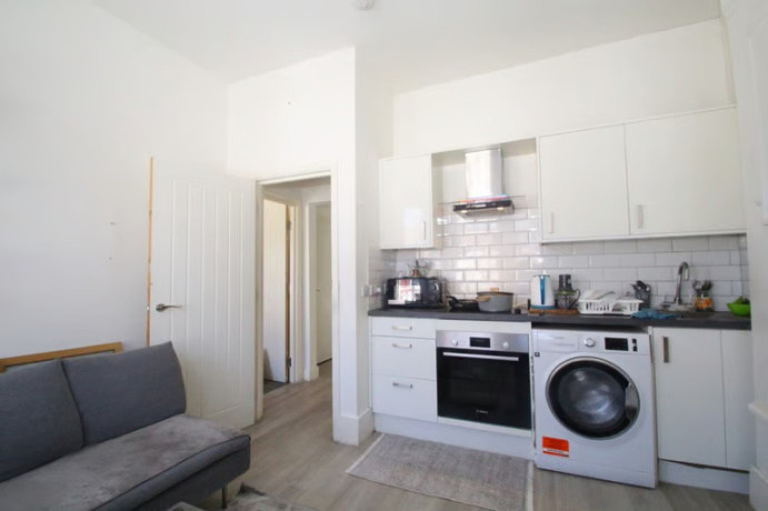 hane-estate-agents-offer-a-2-bedroom-first-floor-converted-flat-big-0