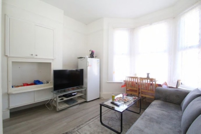 hane-estate-agents-offer-a-2-bedroom-first-floor-converted-flat-big-4