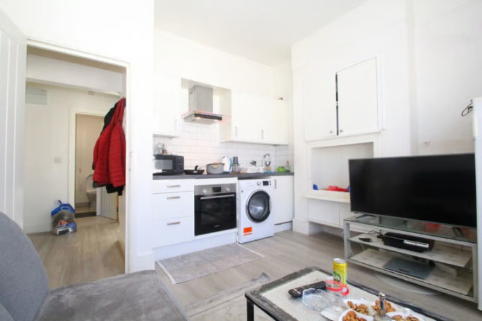 hane-estate-agents-offer-a-2-bedroom-first-floor-converted-flat-big-3
