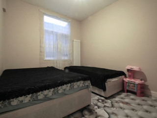 chain-free-hane-estate-agents-offer-a-5-bedroom-2-reception-rooms-mid-terrace-house