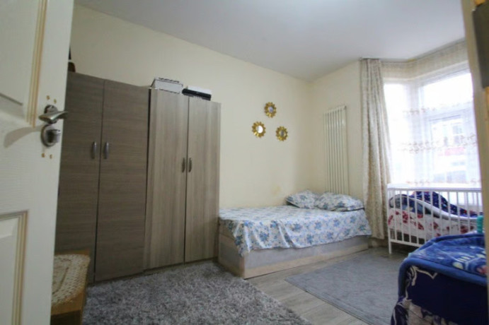 chain-free-hane-estate-agents-offer-a-5-bedroom-2-reception-rooms-mid-terrace-house-big-1