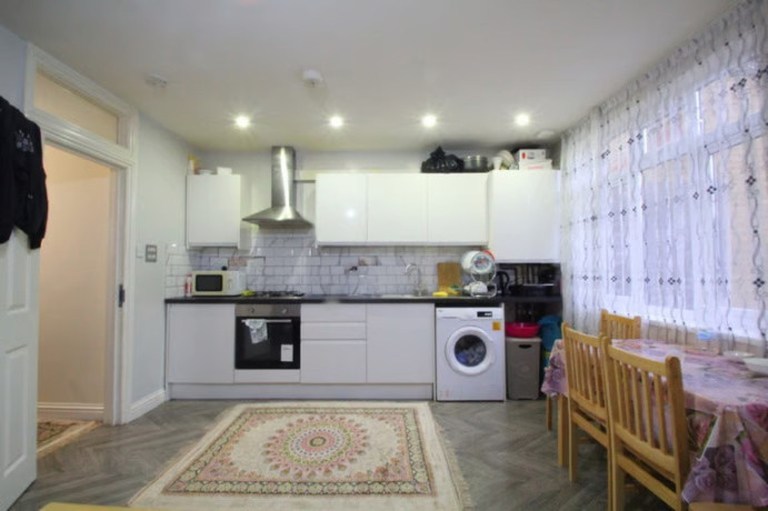 chain-free-hane-estate-agents-offer-a-5-bedroom-2-reception-rooms-mid-terrace-house-big-4
