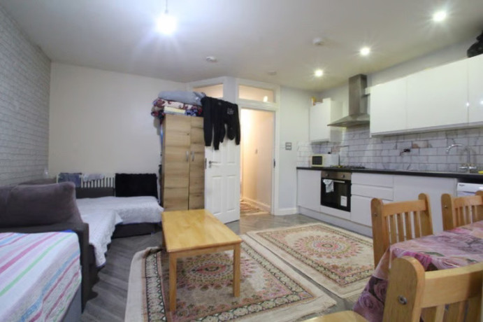 chain-free-hane-estate-agents-offer-a-5-bedroom-2-reception-rooms-mid-terrace-house-big-3