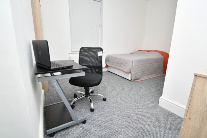 4-bed-hmo-burnley-for-sale-only-ps15000-cash-required-big-1