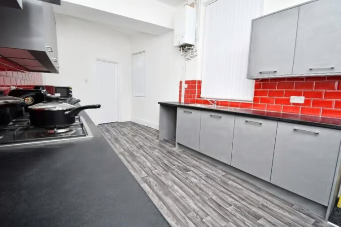 6-bed-6-bath-hmo-preston-city-centre-fully-refurbed-high-spec-throughout-returns-in-excess-of-45-pa-big-2