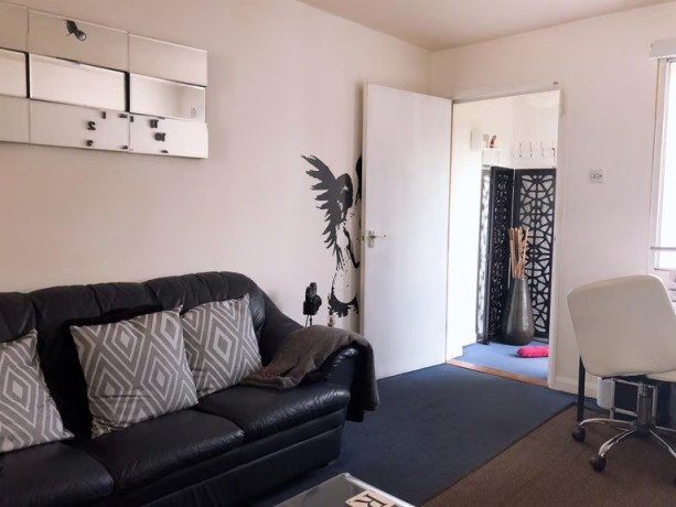 1-bedroom-flat-in-berry-court-raglan-close-hounslow-big-4