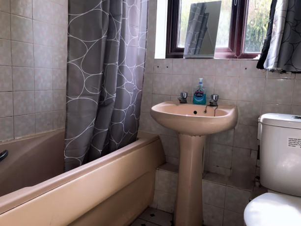 1-bedroom-flat-in-berry-court-raglan-close-hounslow-big-1