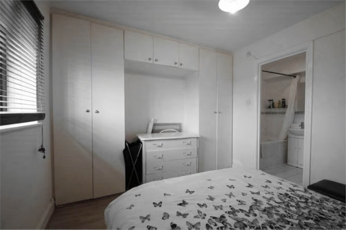 2-bedroom-flat-in-comer-crescent-southall-big-1