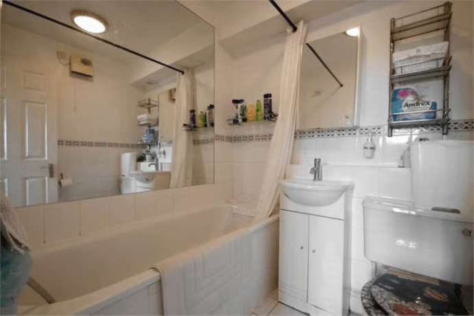 2-bedroom-flat-in-comer-crescent-southall-big-3