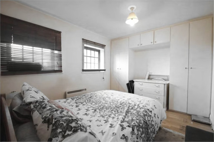 2-bedroom-flat-in-comer-crescent-southall-big-2