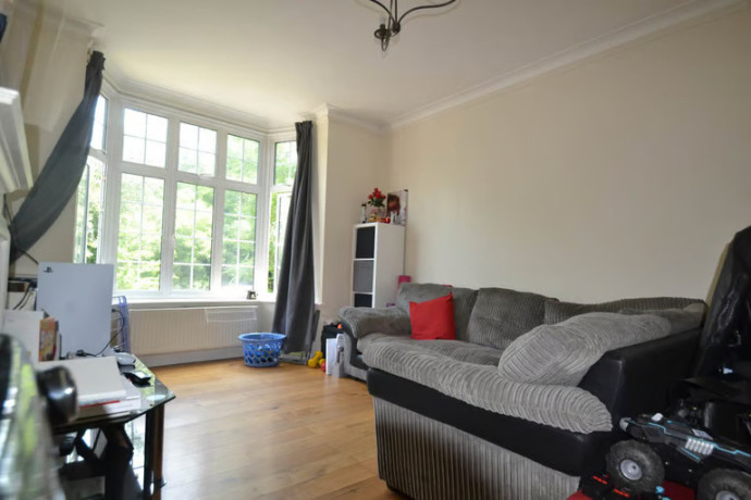 2-bedroom-flat-in-hanger-lane-ealing-big-1