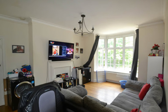 2-bedroom-flat-in-hanger-lane-ealing-big-2